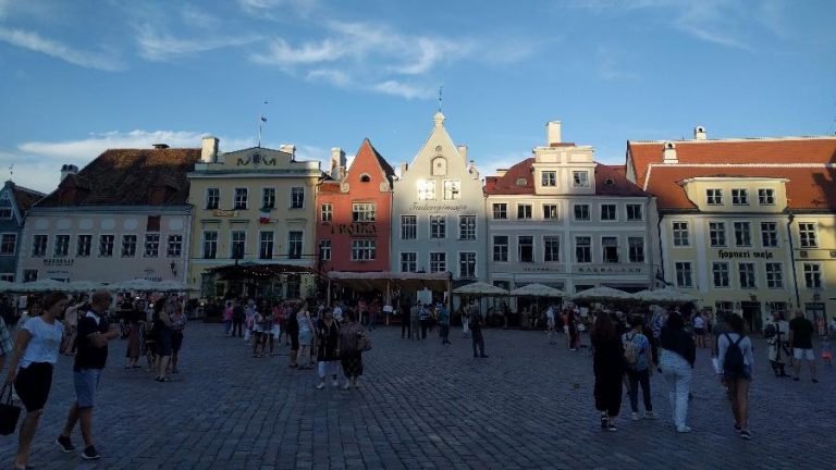 praça em Tallinn capital da Estônia