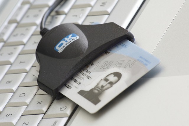 adaptardor e cartão de identificação digital da estônia