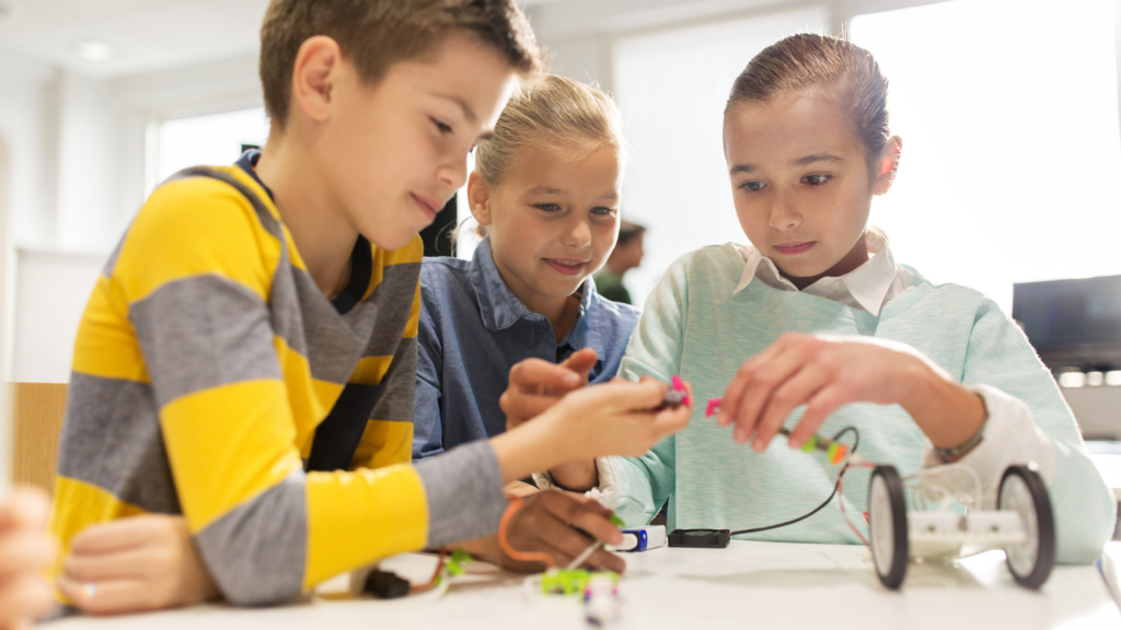 A educação digital na Estônia inclui programação e robótica no currículo escolar desde a infância.
