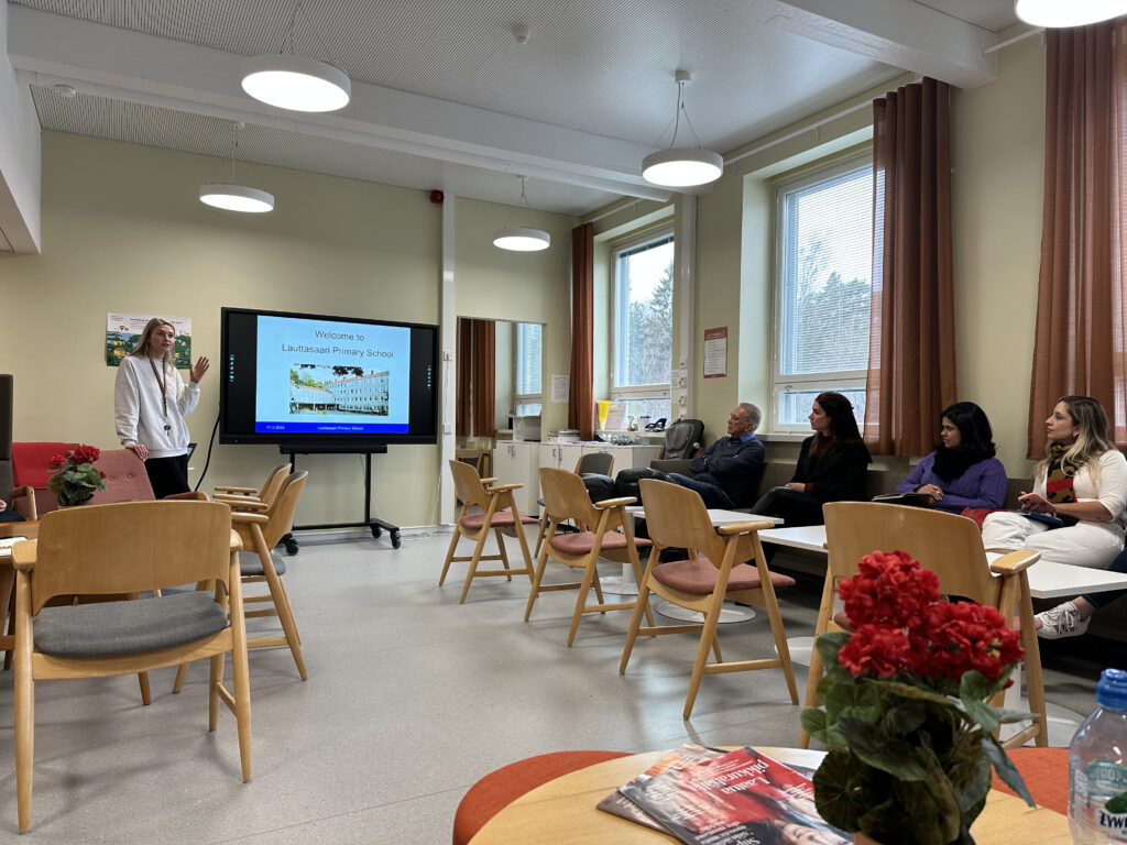 Na Finlândia, visitamos a Lauttasaaren School, onde um ambiente de aprendizado livre e focado no bem-estar dos alunos impressionou a delegação. As aulas de espanhol, inglês, ciências e matemática incentivam a curiosidade, com um destaque especial para o desenvolvimento de habilidades sociais e pensamento crítico.