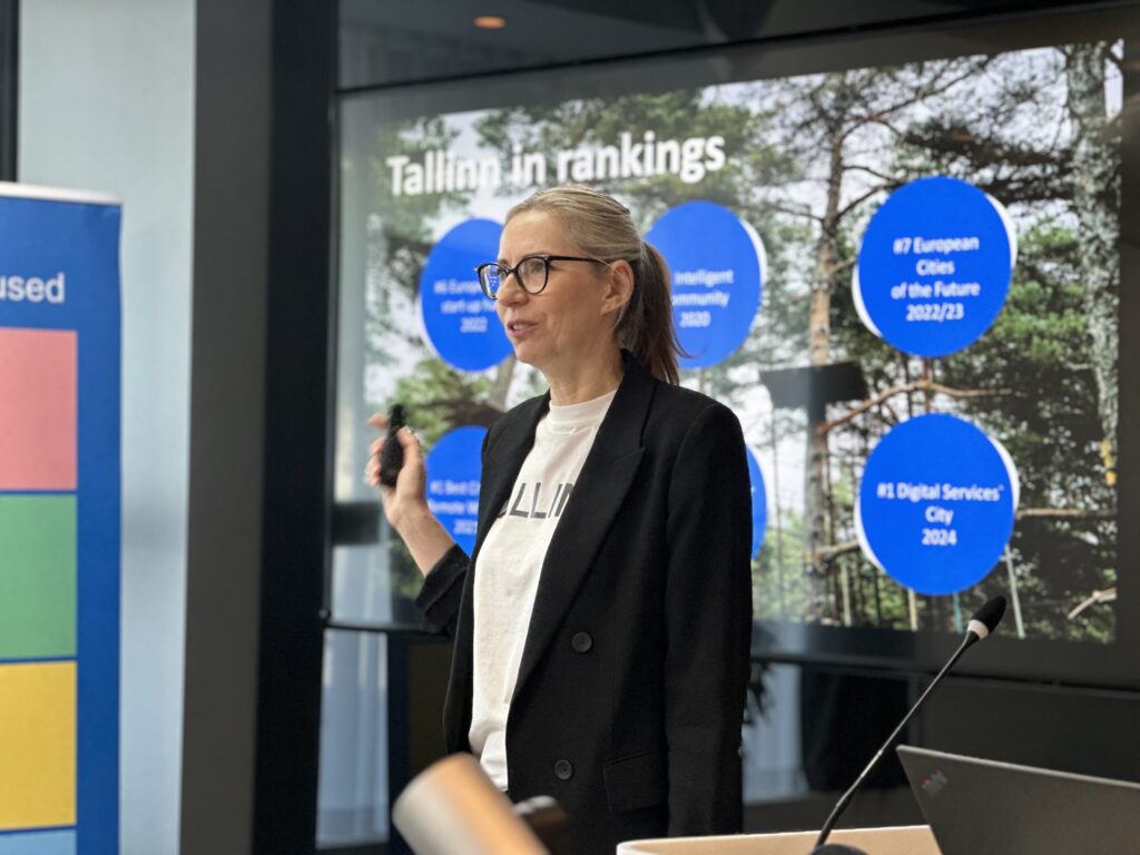 Representante da Prefeitura de Tallinn realiza apresentação sobre transformação digital e posicionamento da cidade em rankings internacionais durante encontro com delegação brasileira.